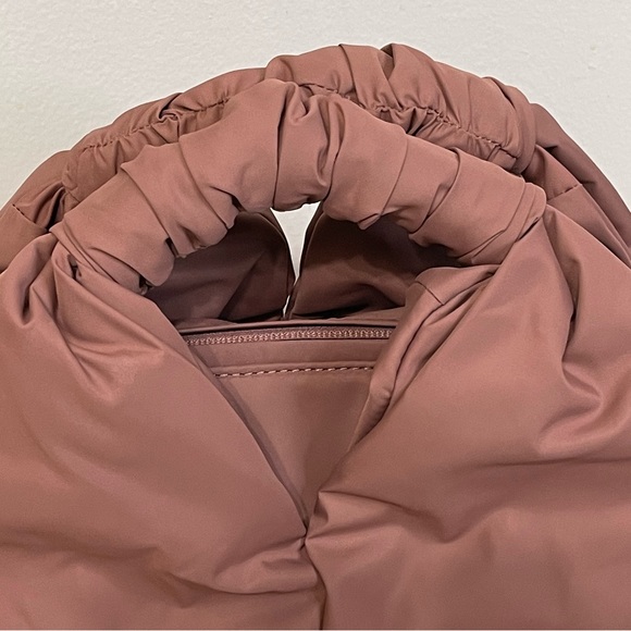 Lululemon Gathered Handle Gym Bag Vol 14L in Spiced Chai ( mauve pink ) - Picture 6 of 15
